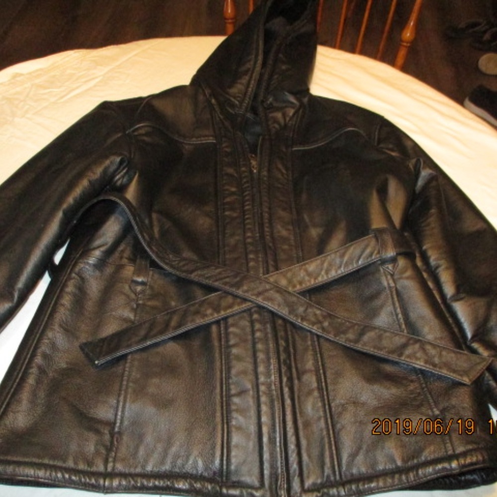 Women's belted leather jacket with hood, faux fur